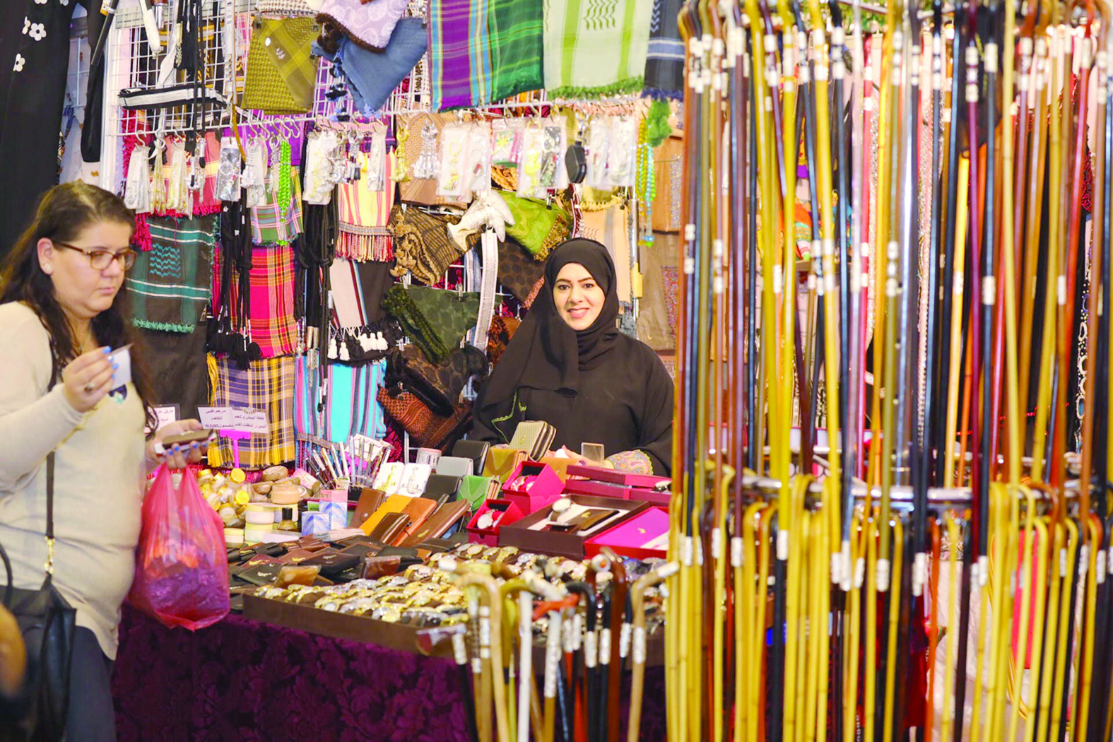 الزدجالية تجذب الزوار بمشغولاتها الفضية