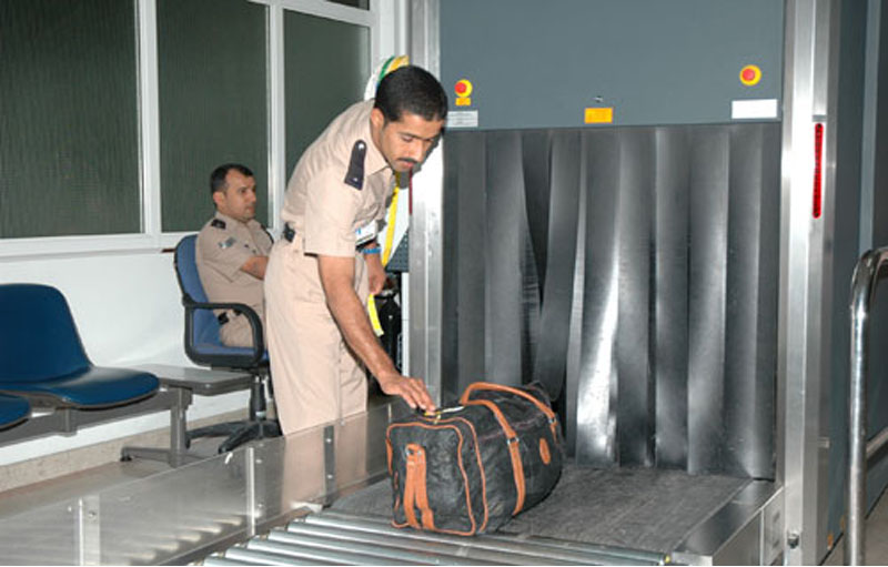 ضبط 4 متهمين بتهريب وحيازة مواد مخدرة في مطار مسقط