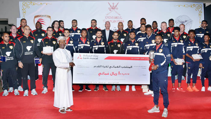 Bank Muscat presents handsome reward to Oman Football Team