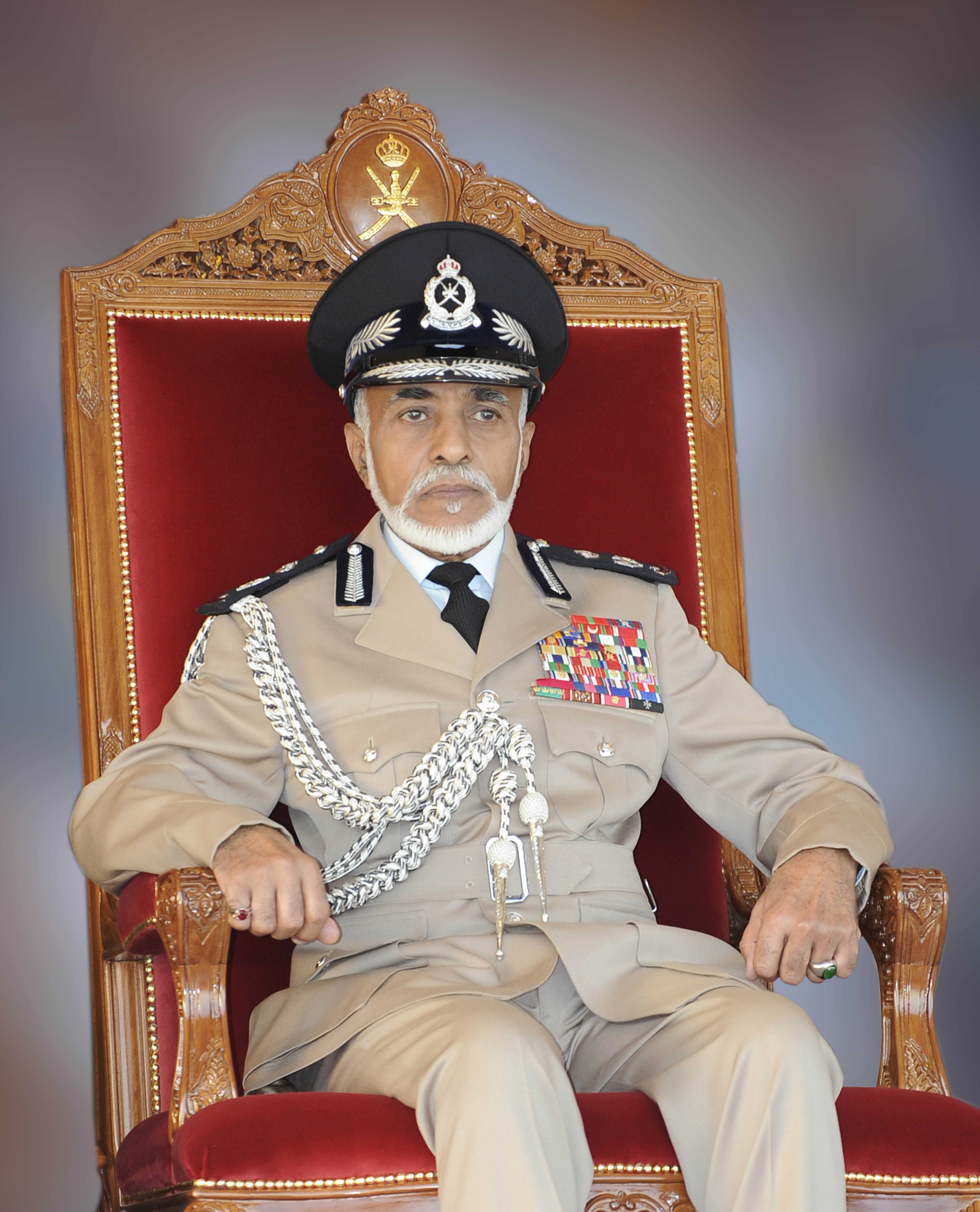 جلالة السلطان ينعم بميدالية الخدمة الممتازة لعدد من كبار ضباط الشرطة
