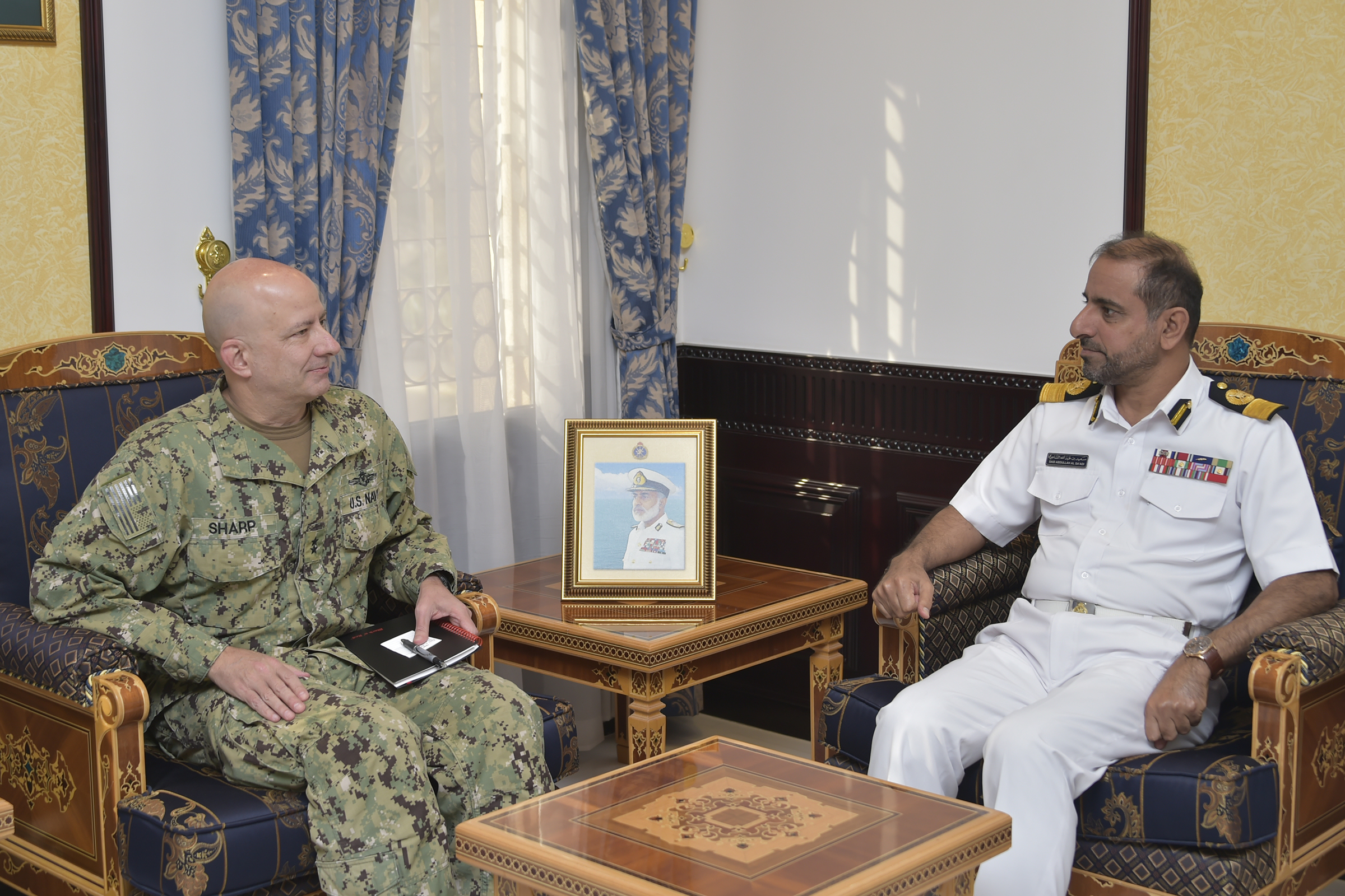 قائد البحرية السلطانية العمانية بالإنابة يستقبل قائد مكتب الاستخبارات البحرية الأمريكية
