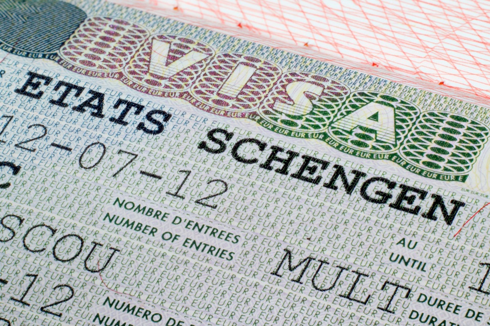 الاتحاد الأوروبي يدرس إعفاء مواطني السلطنة من تأشيرة شنجن