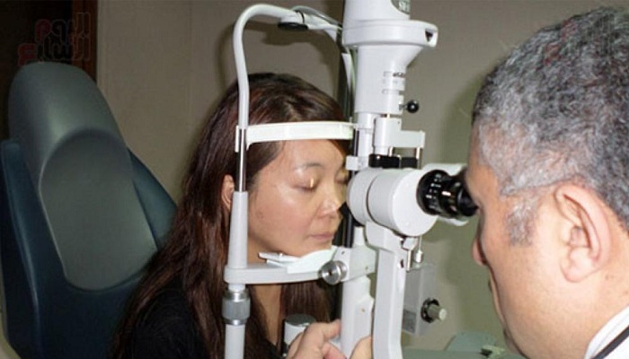 طبيب مصري يغير لون عيني امرأة يابانية