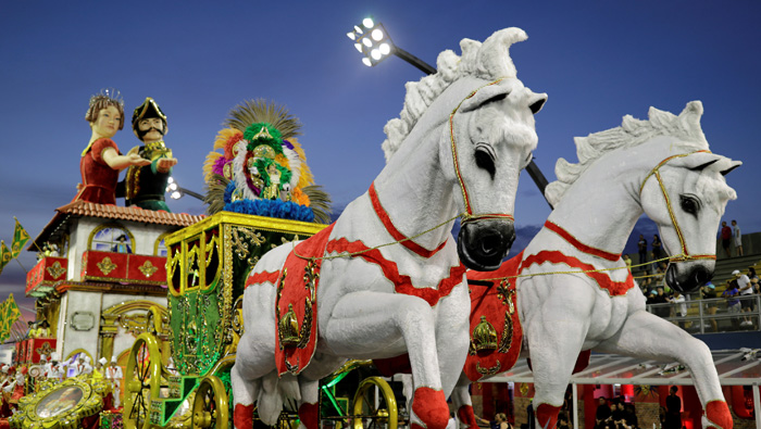Rio carnival lights up despite crime wave