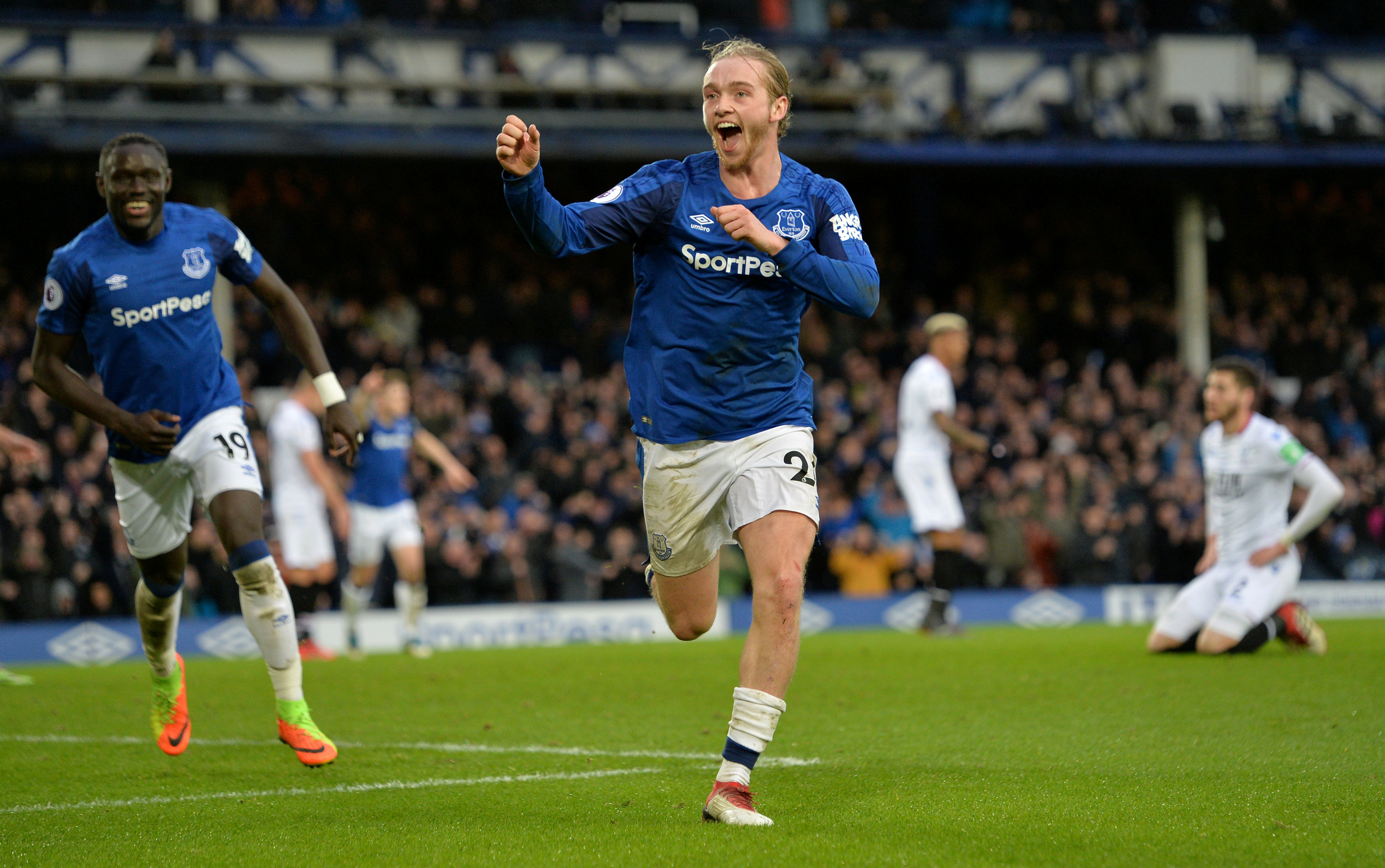 Everton up to ninth with easy win over Palace