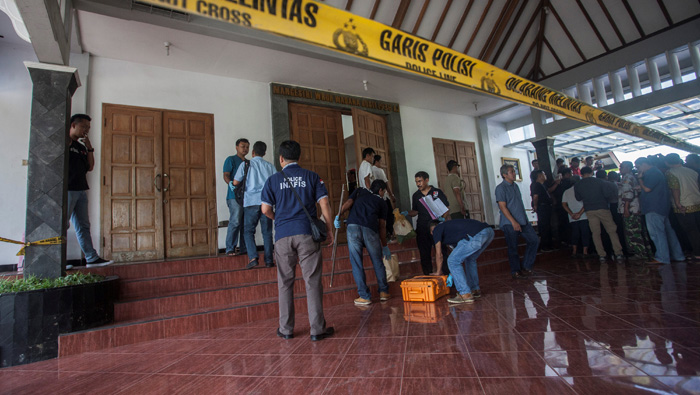 Attacker wounds four church-goers in Indonesia