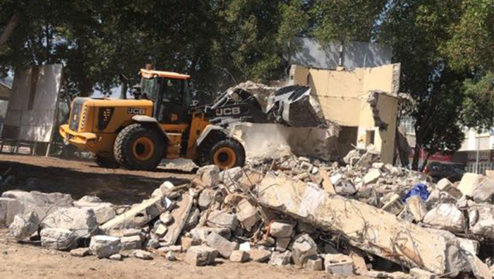 Municipal authorities demolish houses in Muscat