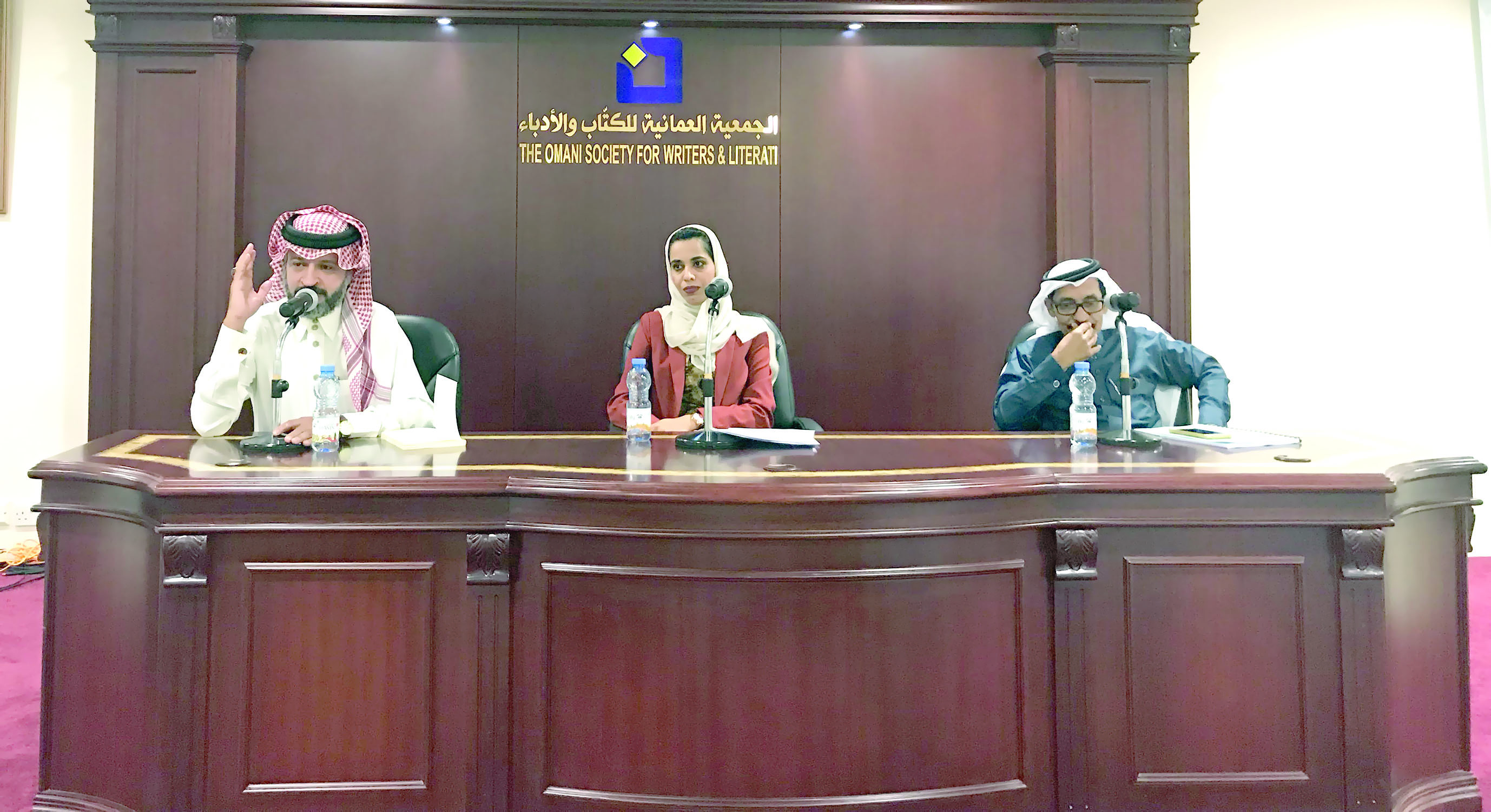 في «الكتّاب والأدباء»

الحميدي وقماش ينثران الشعر عبقاً في أمسية سعودية