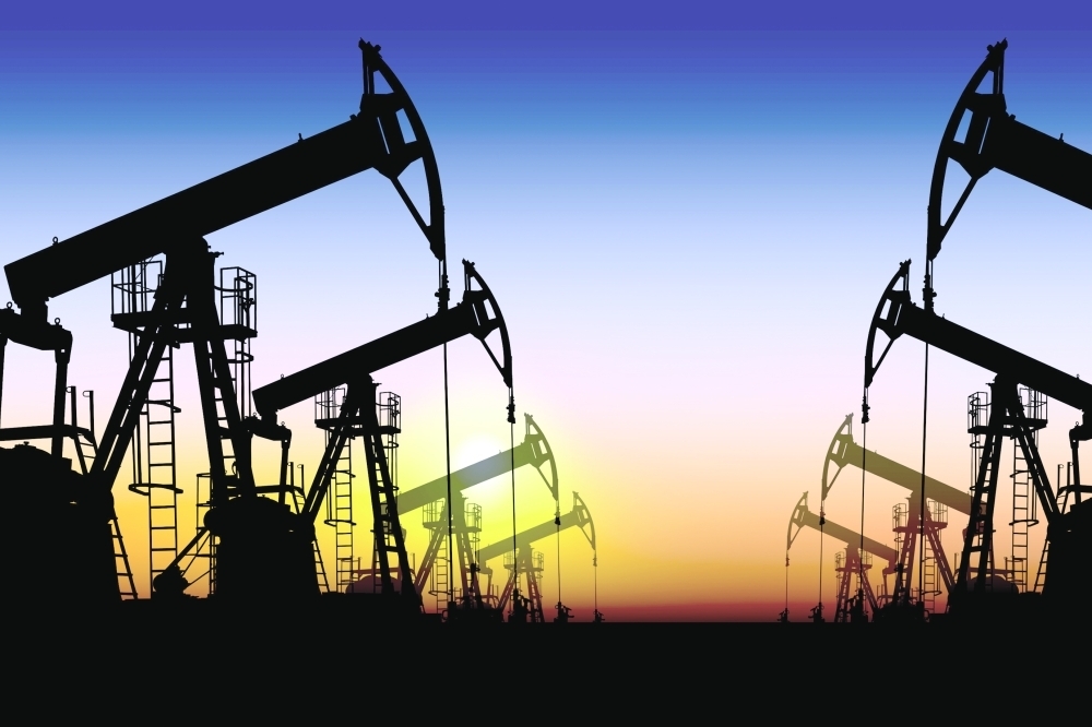 النفط يتراجع وانخفاض المخزون يحد من الخسائر