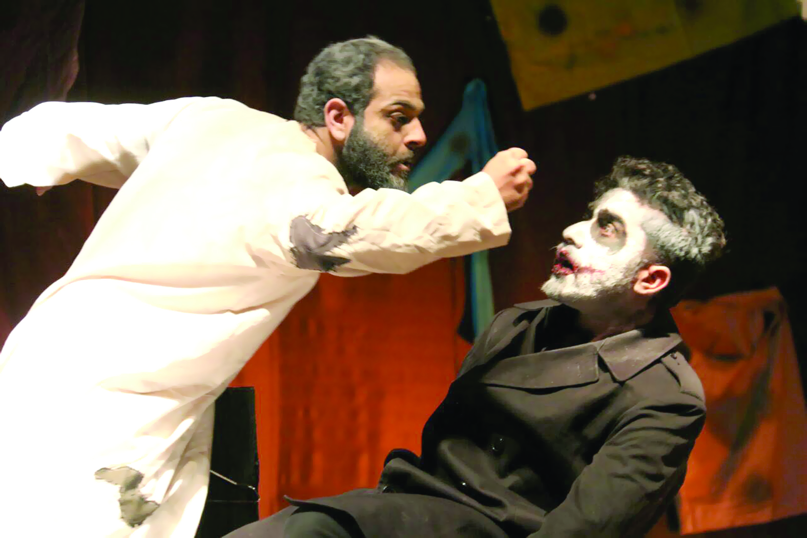 نادي الرستاق يعرض مسرحية «بقع»