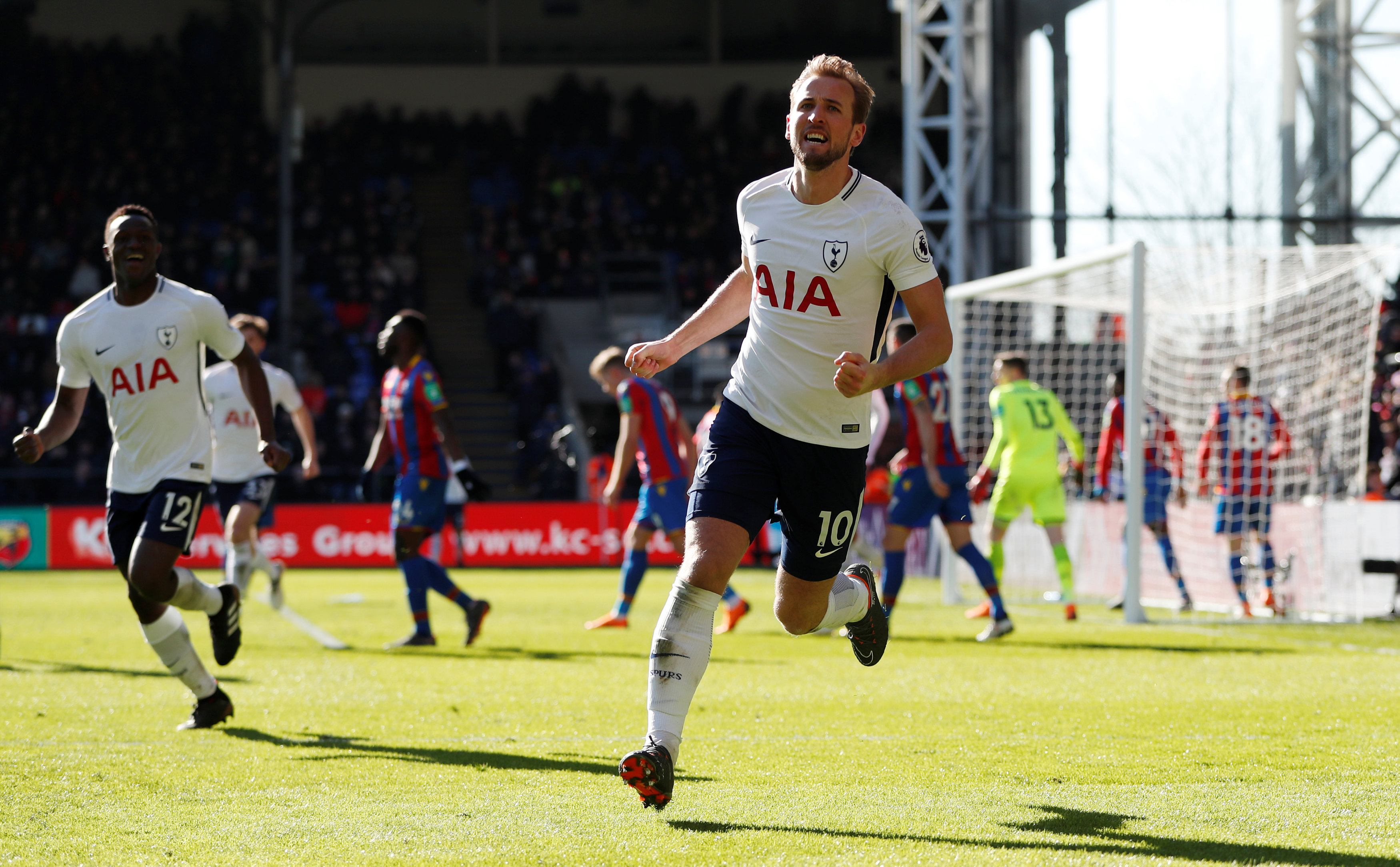 Kane's late header gives Tottenham victory at Palace