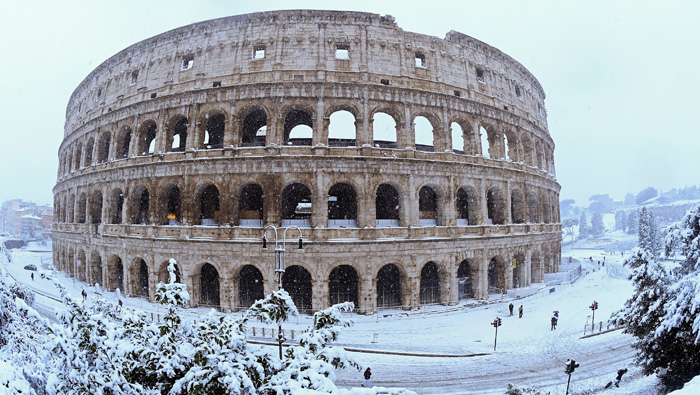Rare snow storm wreaks havoc in Rome