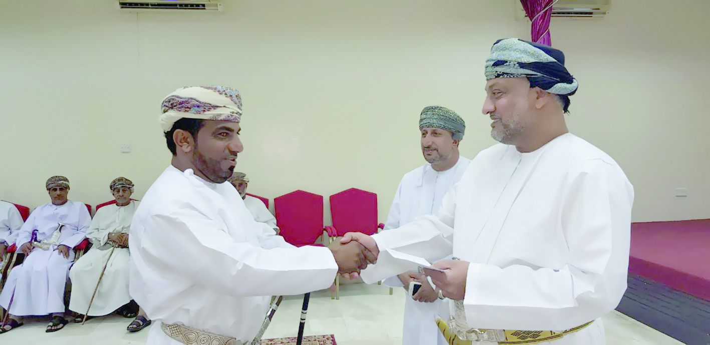لفوزها بالمركز الأول في منافسات مهرجان مسقط

تكريم فرقة العامرات للفنون الشعبية