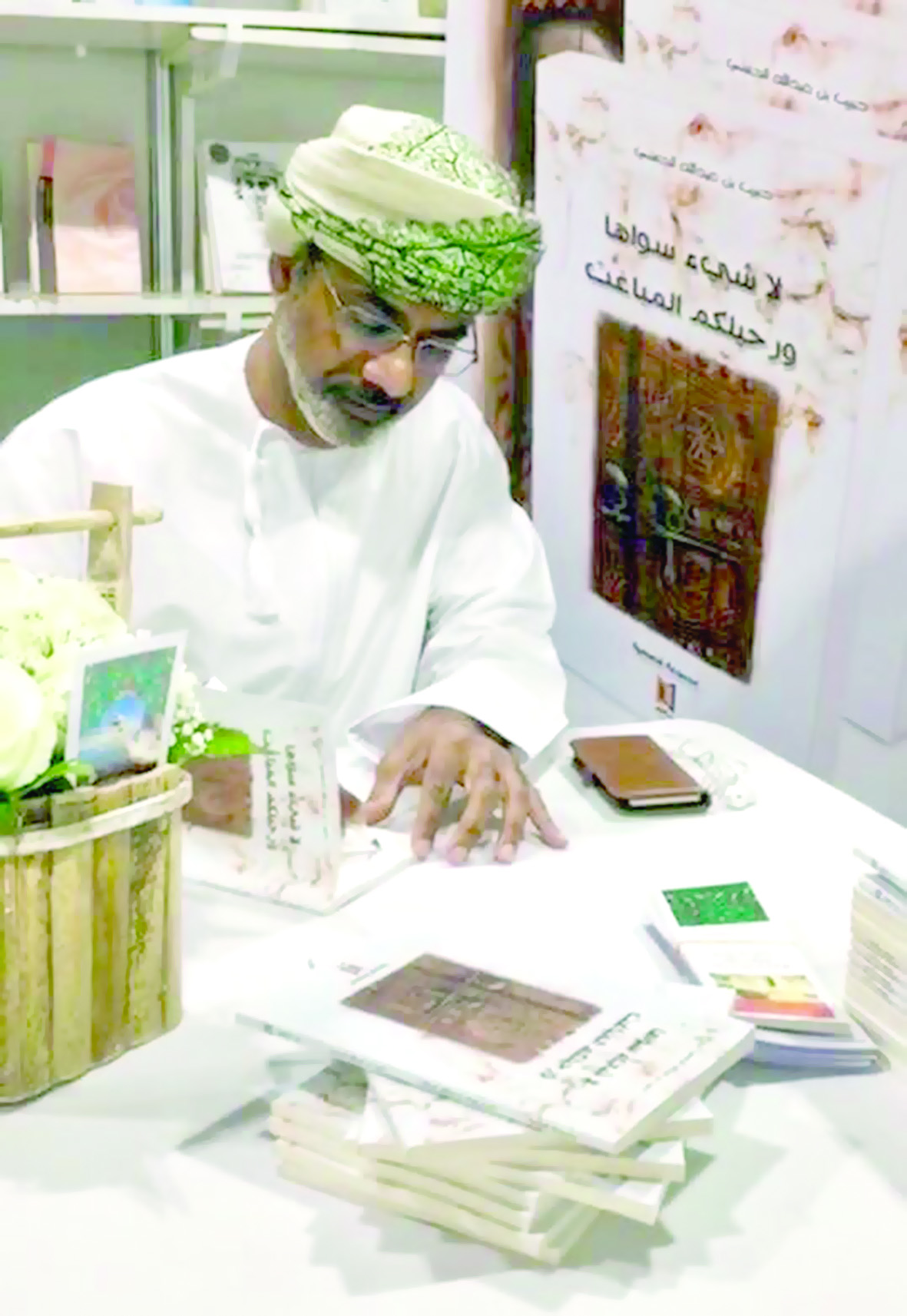 تواصل حفلات توقيع الكتب بجناح بيت الغشام
