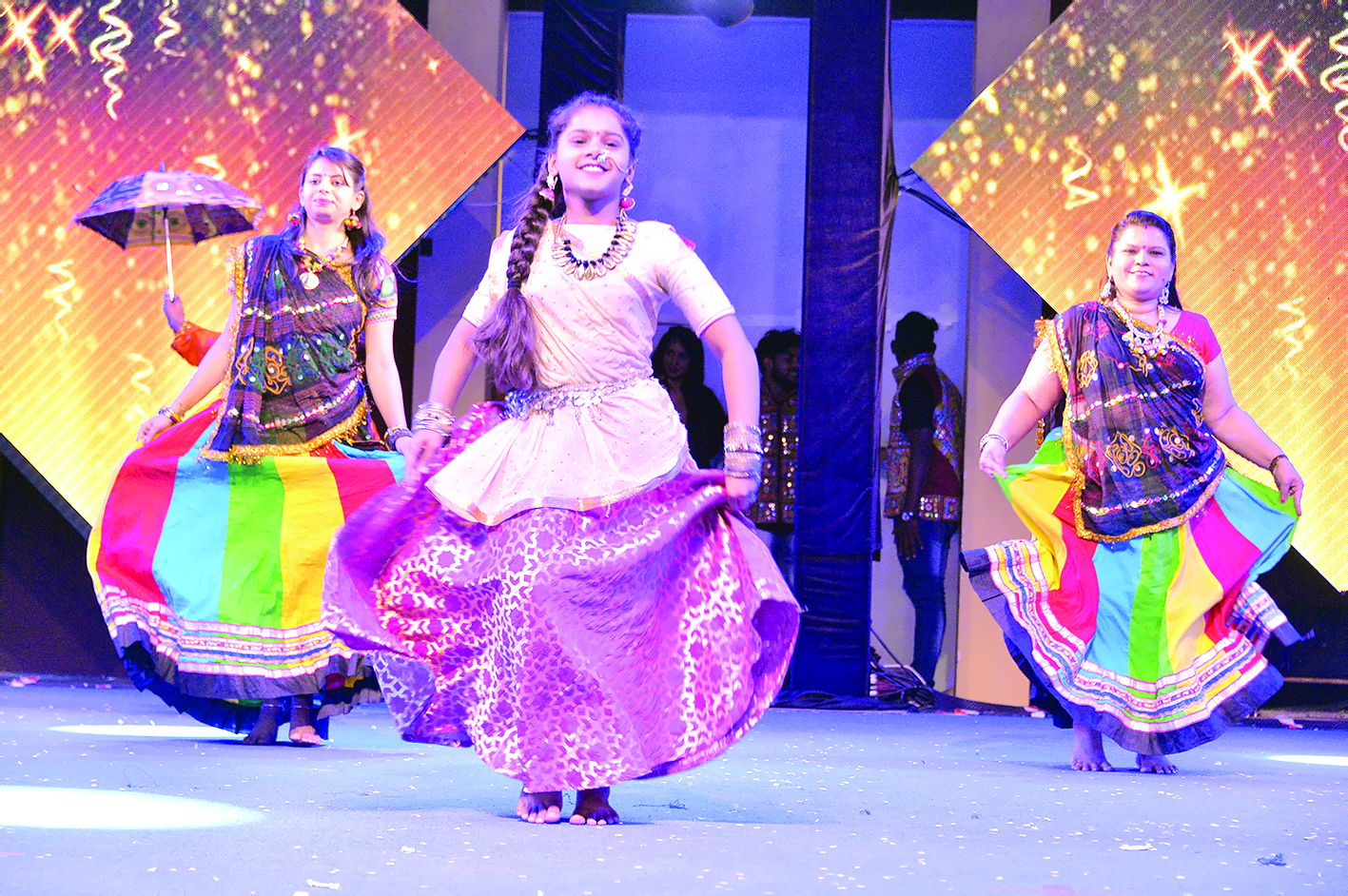 عروض هندية راقصة على مسرح النسيم