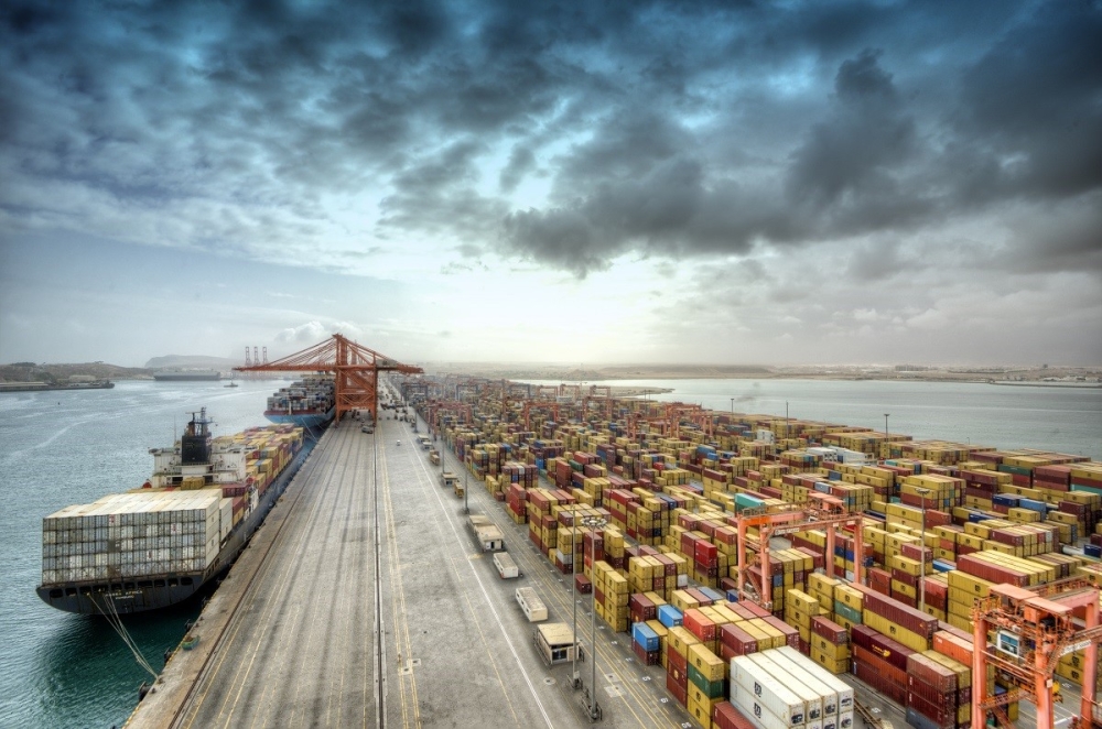 بريطانيا والإمارات تتصدران القائمة.. تعرف على حجم استثمارات الدول في السلطنة