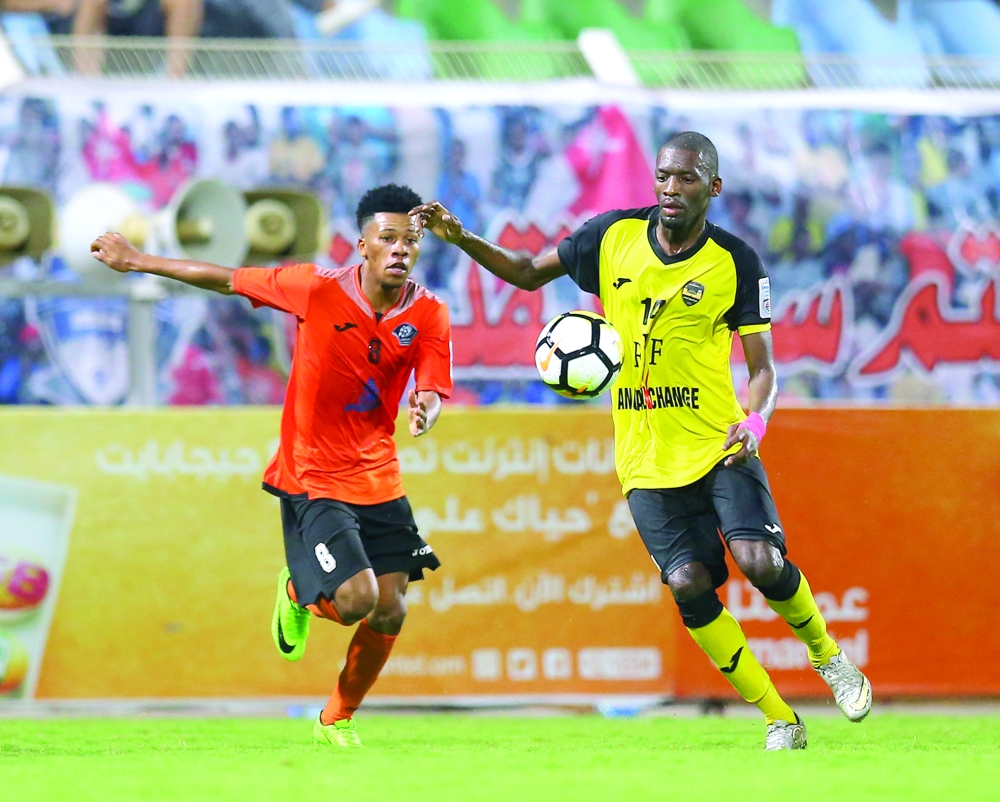 انطلاق مباريات دوري عمانتل والدرجة الأولى لكرة القدم غدا