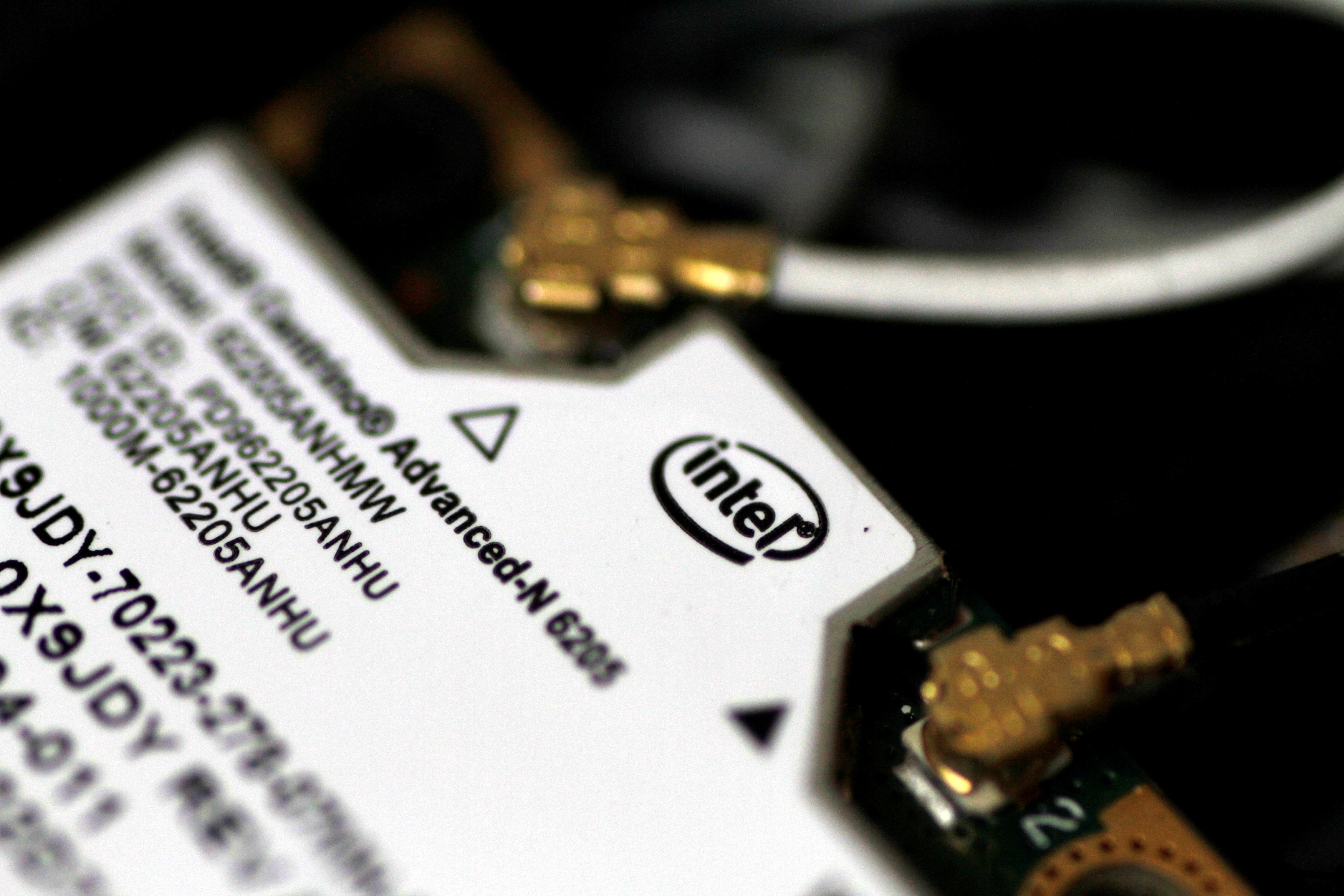 Intel downplays report of interest in Broadcom
