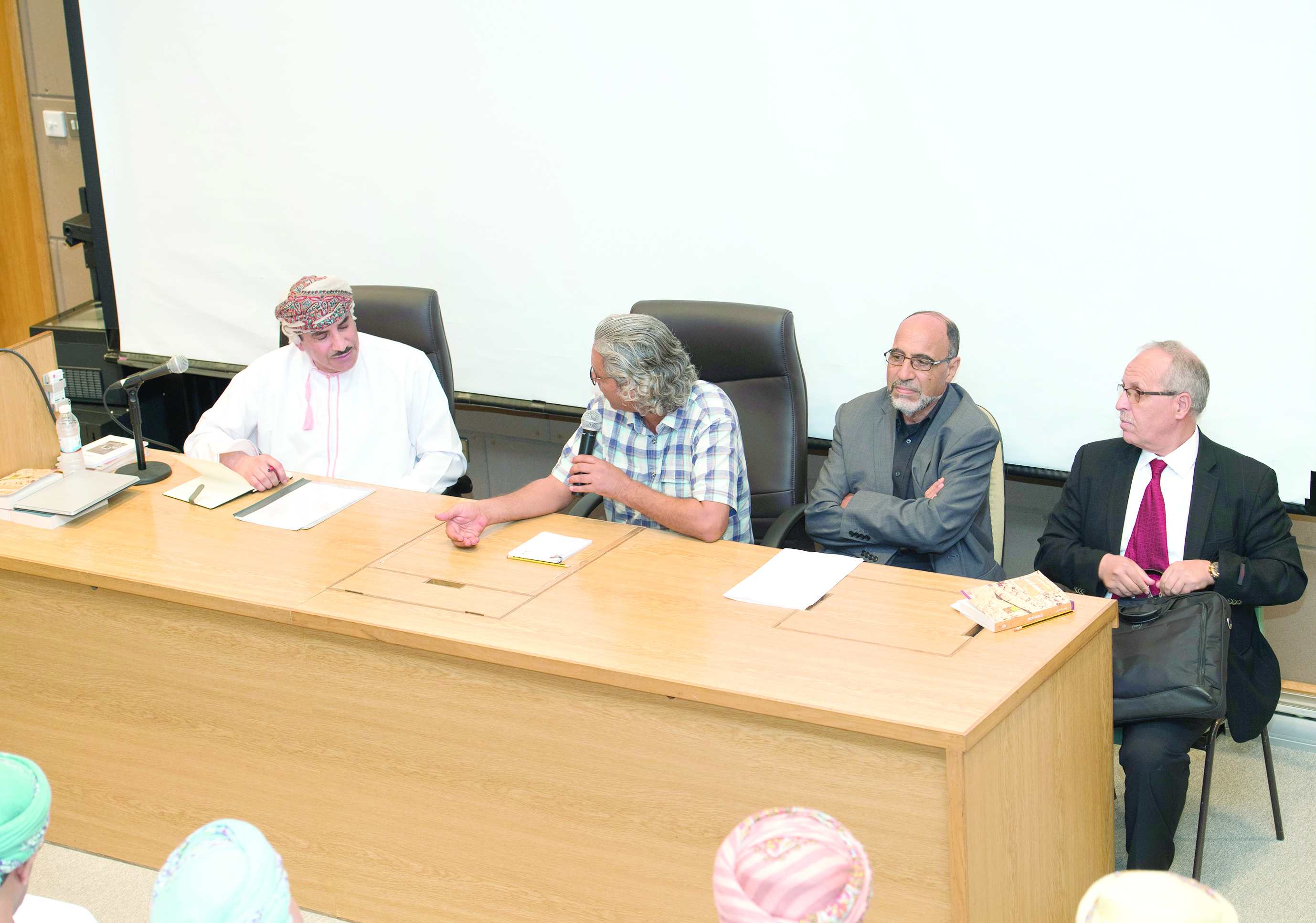 «كهف آدم» ضمن مبادرة «كاتب وكتاب» في جامعة السلطان قابوس