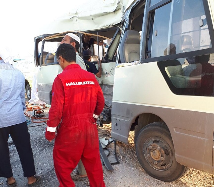 بالصور.. وفاة طالب وإصابة 12 آخرين في مأساة تصادم جديدة  لحافلة مدرسية  في أدم