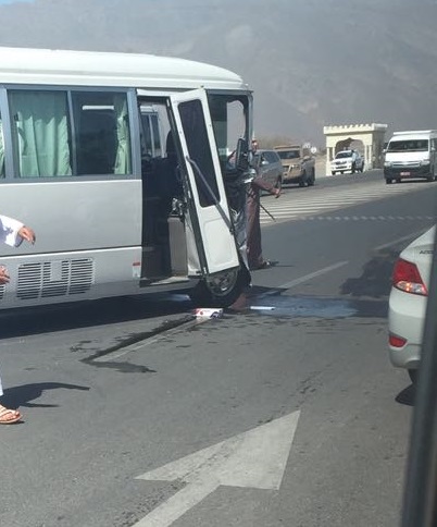 حادث سير جديد.. إصابة 15 طالبة بتصادم حافلتين في نزوى
