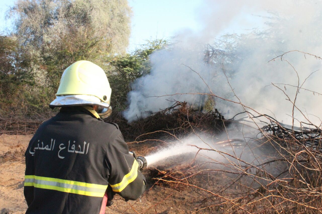 بالصور.. الدفاع المدني يسيطر على حريق ضحم في صحار