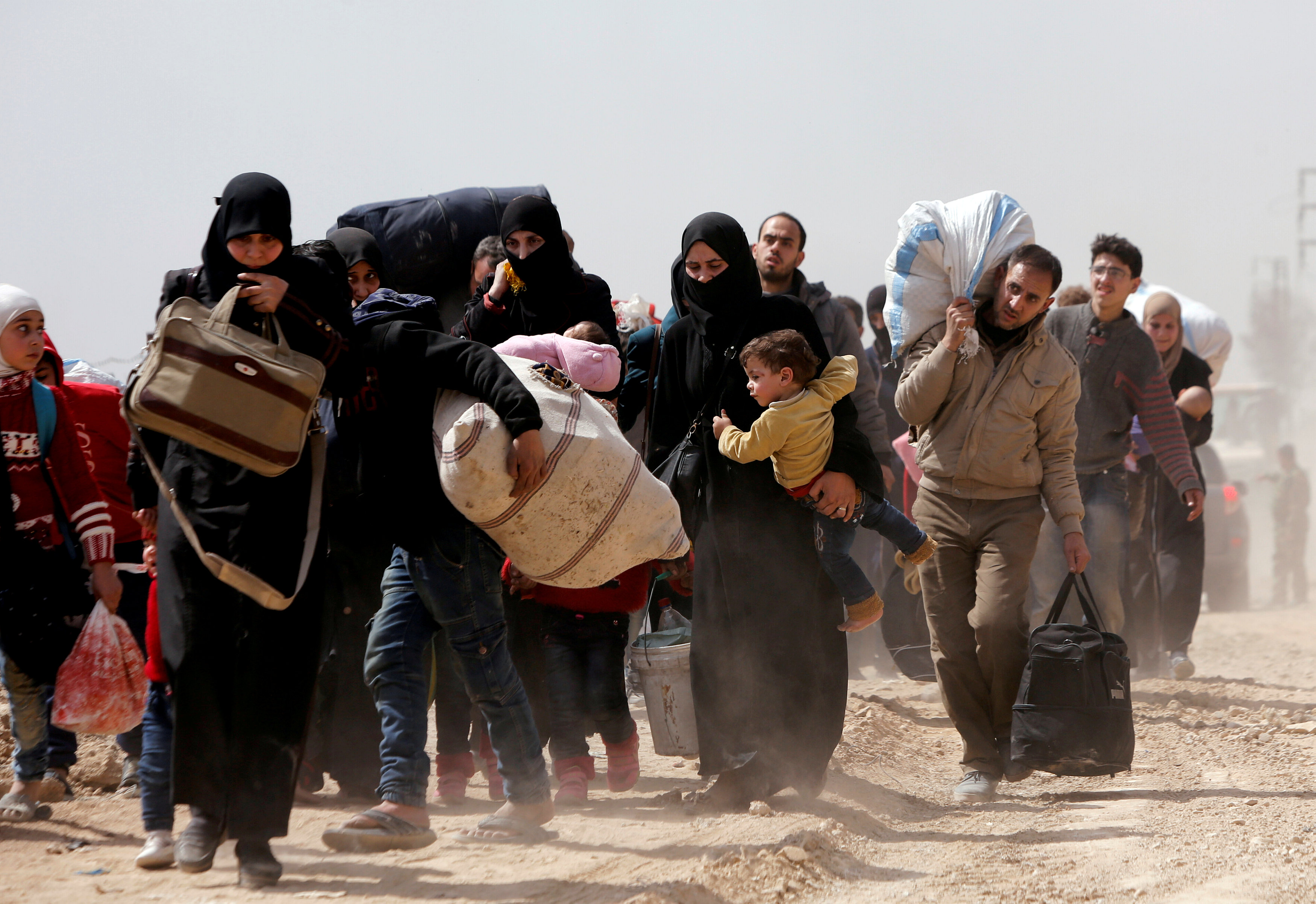 Thousands more flee homes as battles rage in Syria