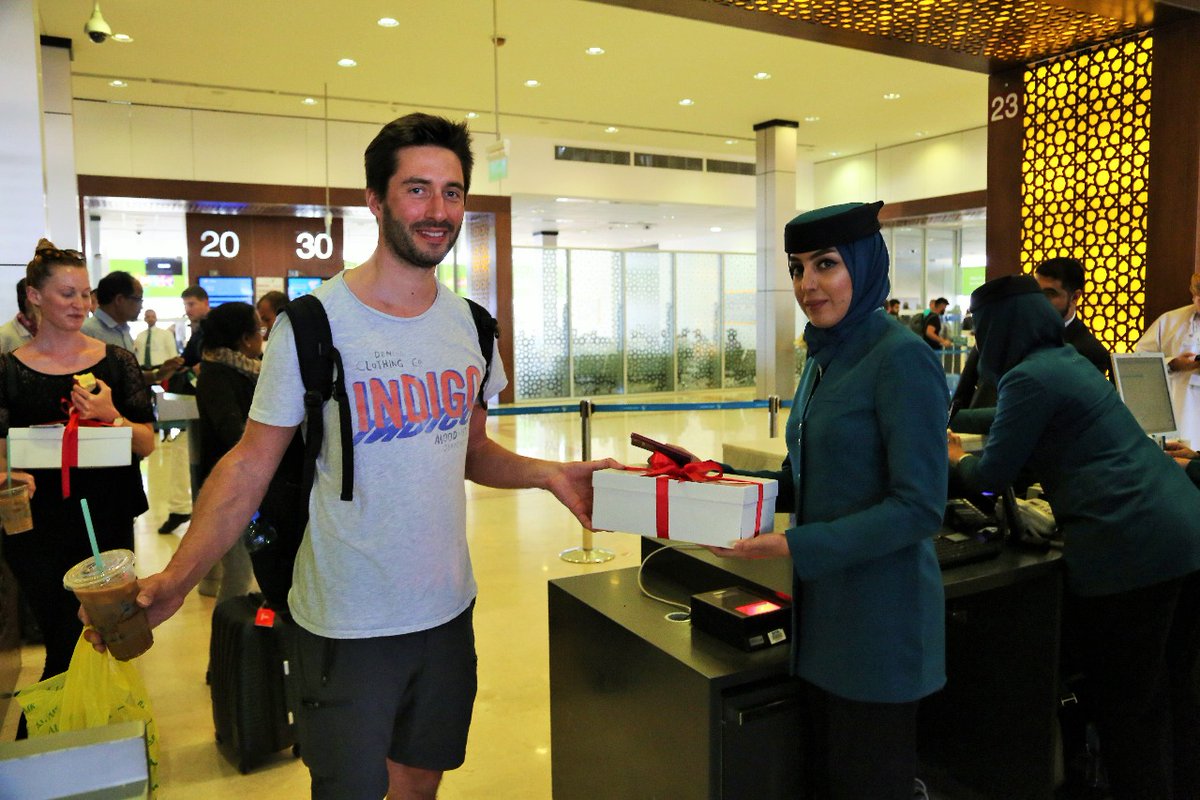 شاهد بالصور.. مغادرة آخر رحلة من مبنى مطار مسقط الدولي