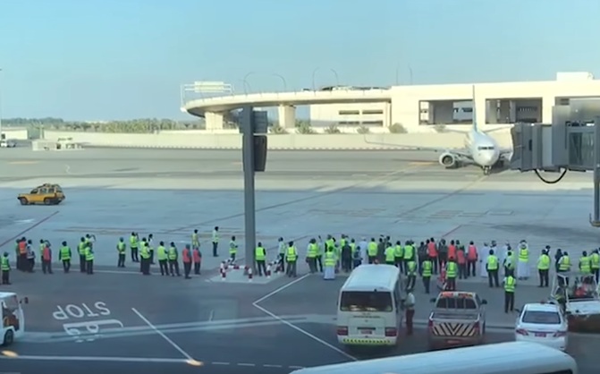 بالفيديو.. وصول أول رحلة قادمة من مدينة النجف العراقية إلى المطار الجديد