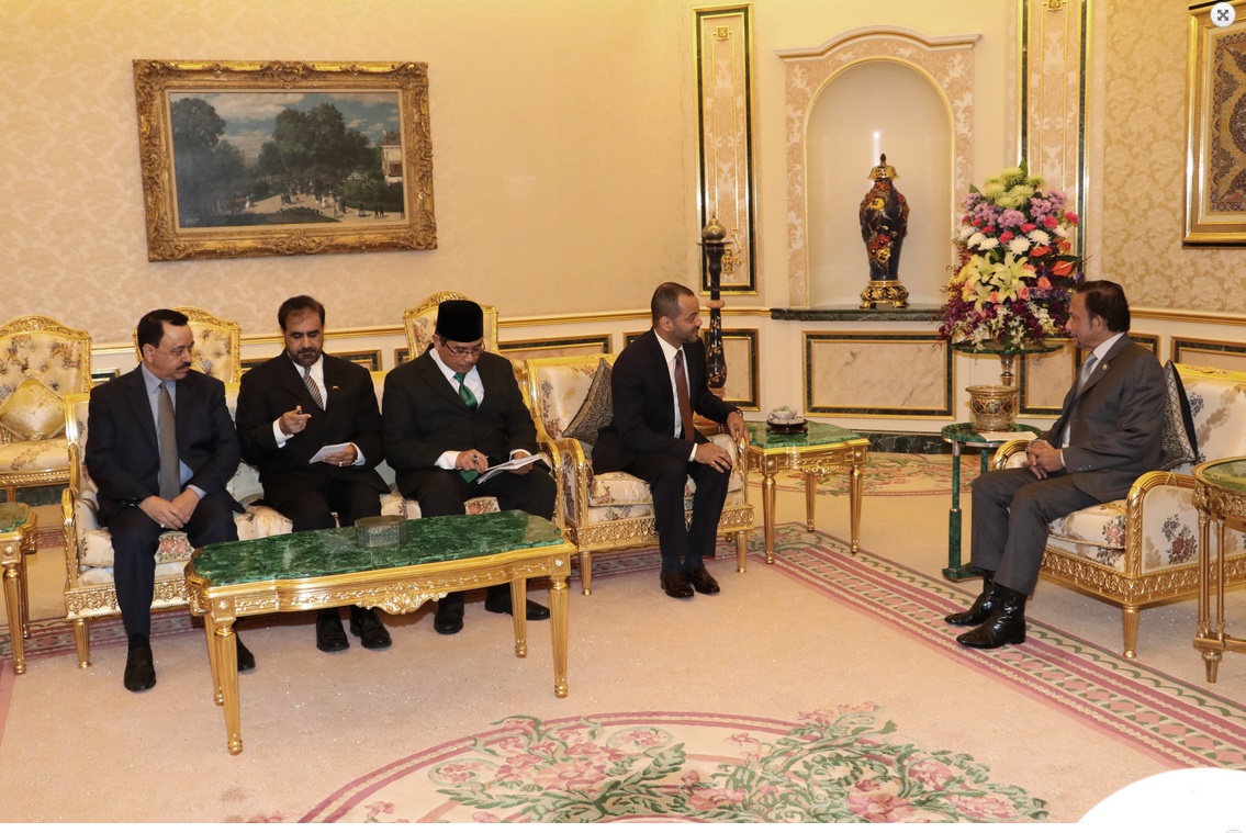سلطان بروناي دار السلام يستقبل أمين عام وزارة الخارجية