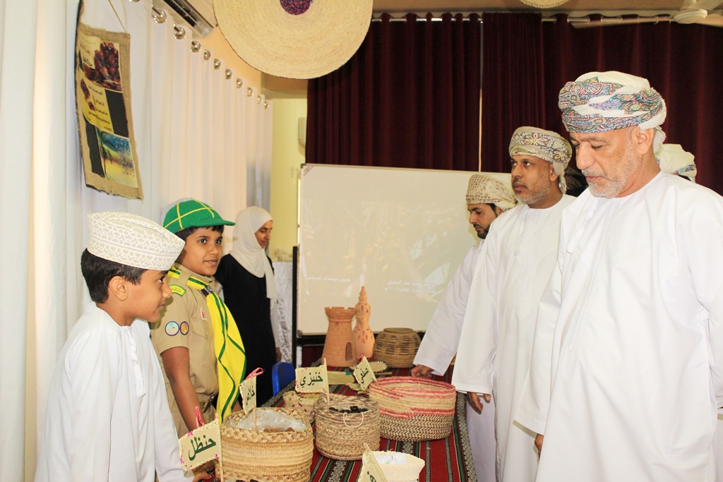 School in Oman hosts exhibition of Omani dates