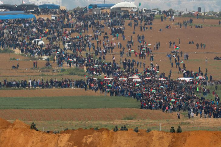 الاحتلال يواجه أهالي غزة بالرصاص.. إصابة 15 فلسطينيا في "مسيرة العودة"