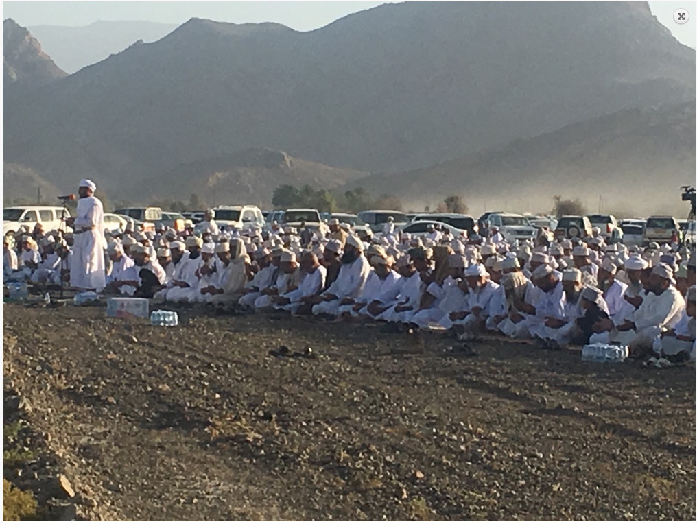 بحضور سماحة الشيخ الخليلي.. أهالي بهلا يؤدون صلاة الاستسقاء
