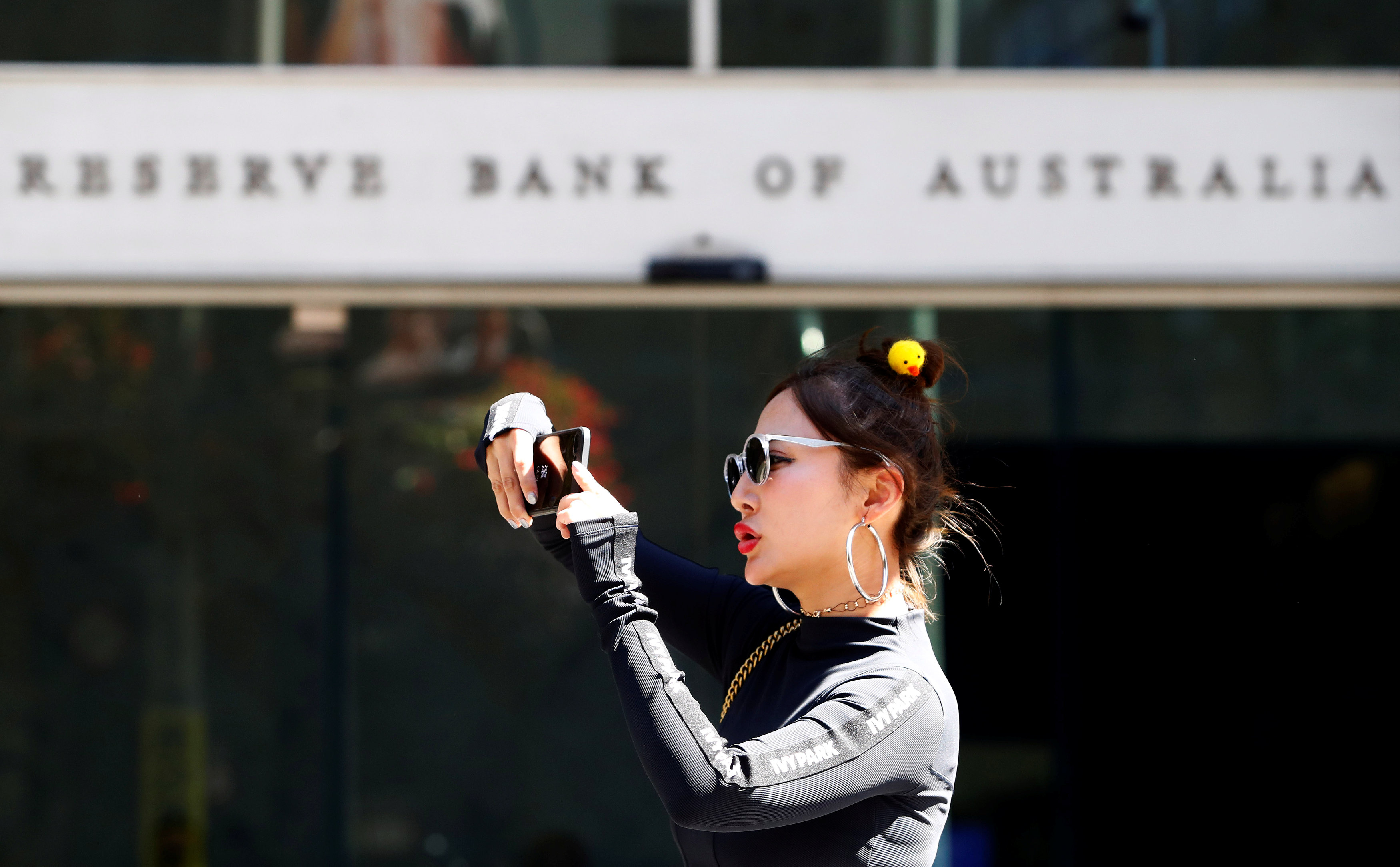 Australia's economic growth slows in fourth quarter