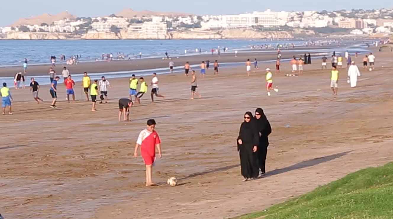 بالفيديو: الشباب العُماني واللعب على الشواطئ قرب العائلات هل أنت مع أوضد؟