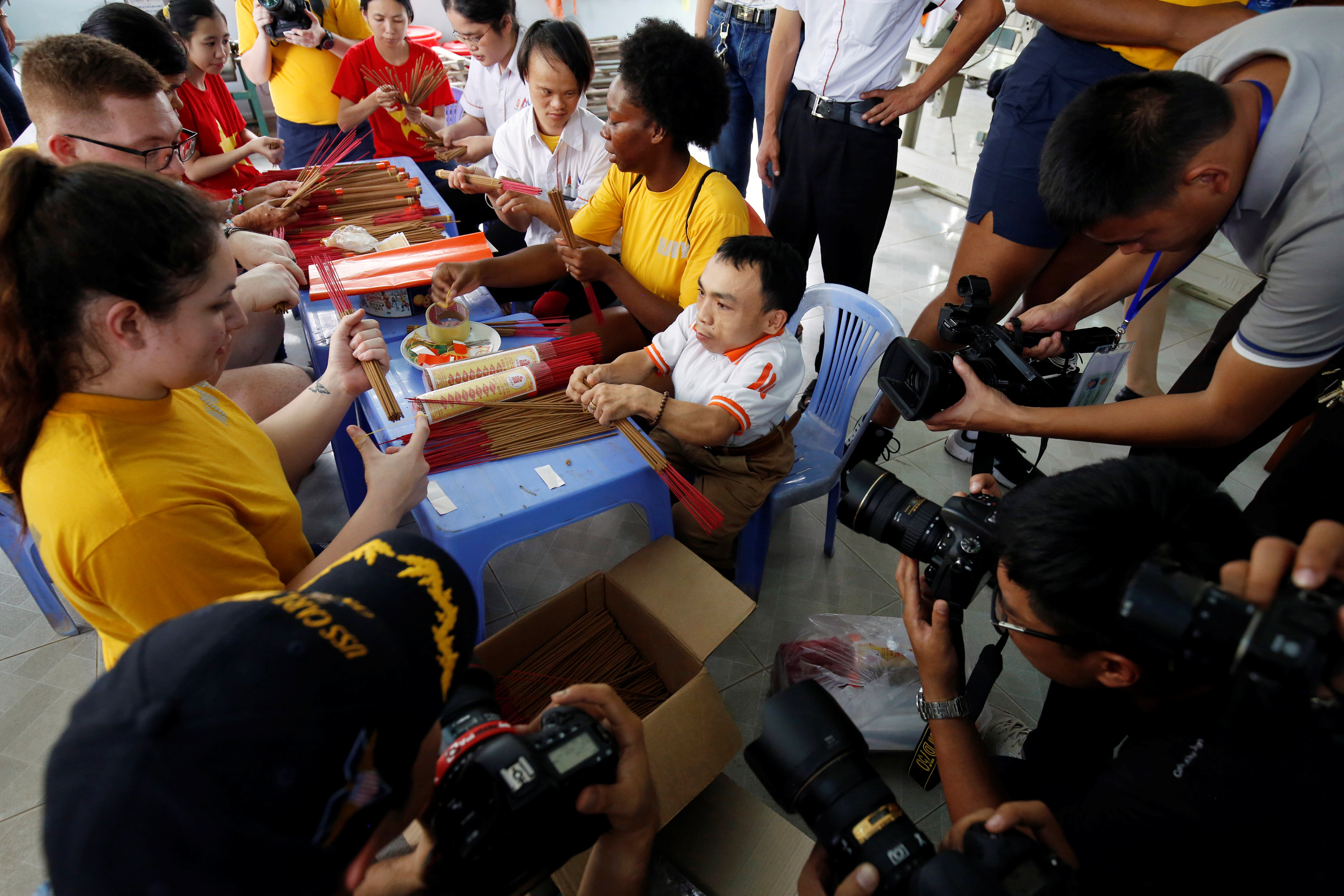 US sailors visit Vietnamese shelter for victims of Agent Orange