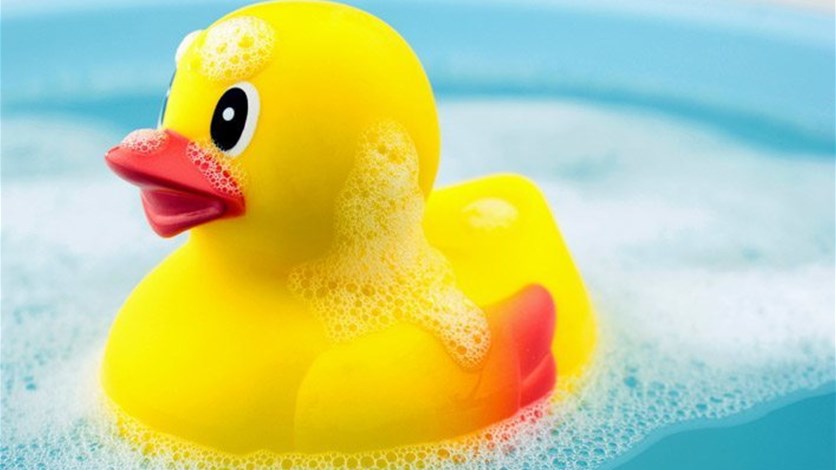 بالفيديو.. دراسة تحذّر من البطة المطاطية في أحواض استحمام الأطفال