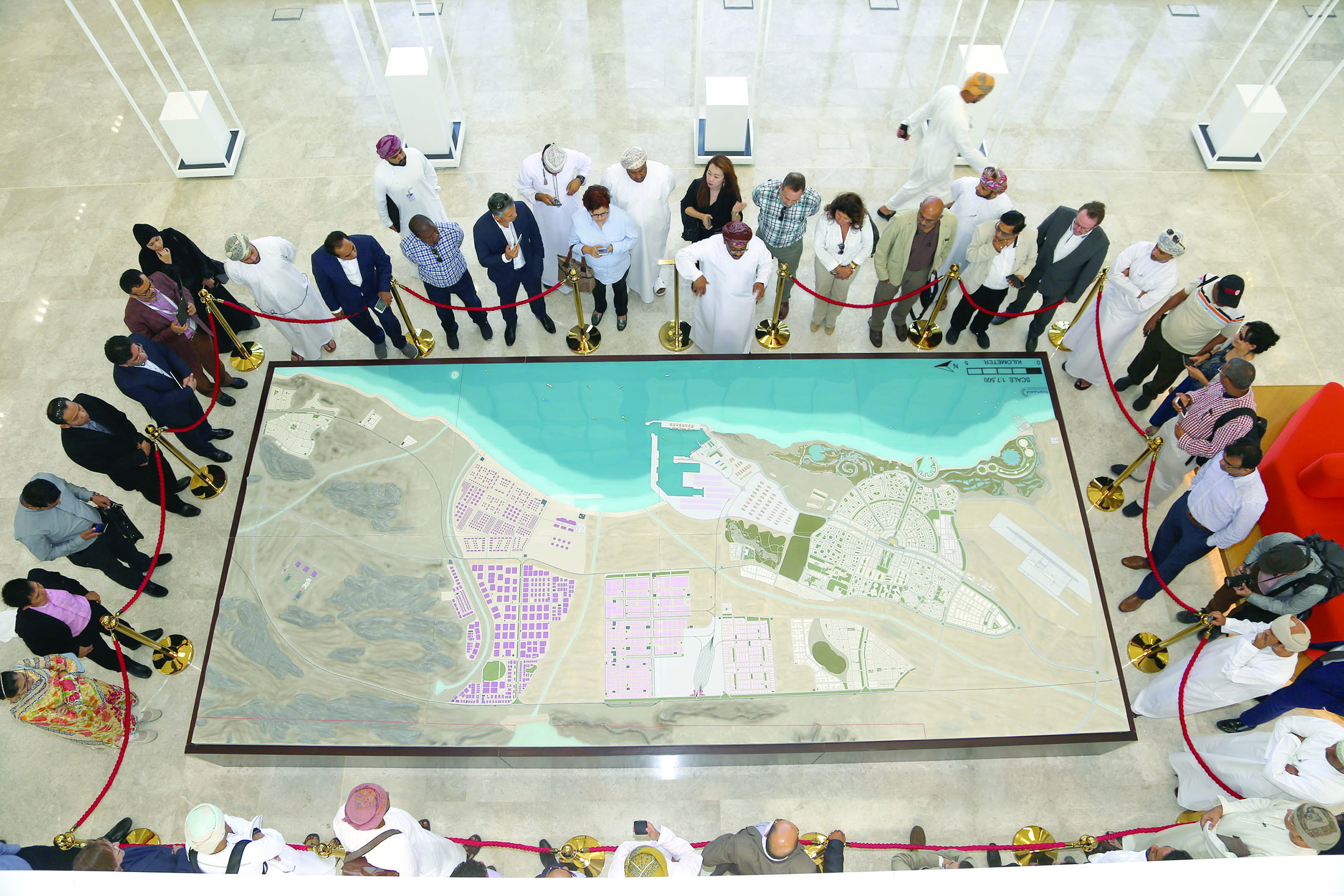 خلال زيارة تعريفية نظّمتها الهيئة

اقتصاديون يتعرفون على الفرص الاستثمارية بـ«الدقم»