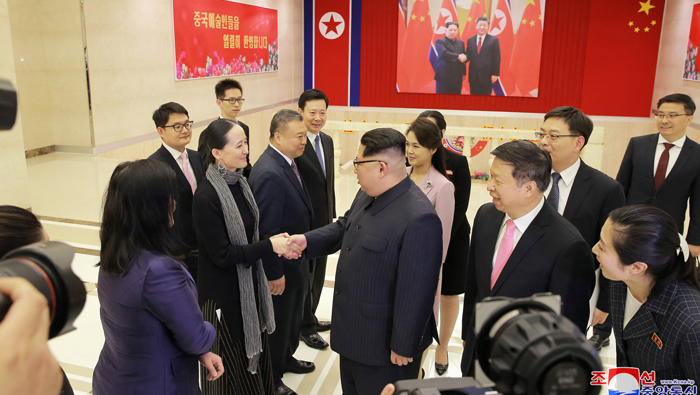 Kim Jong Un fetes Chinese art troupe in meeting