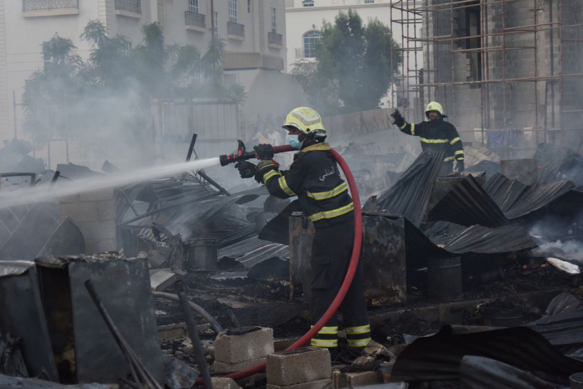 بالصور.. حريق يلتهم 13 كرفانة و9 مركبات في بوشر