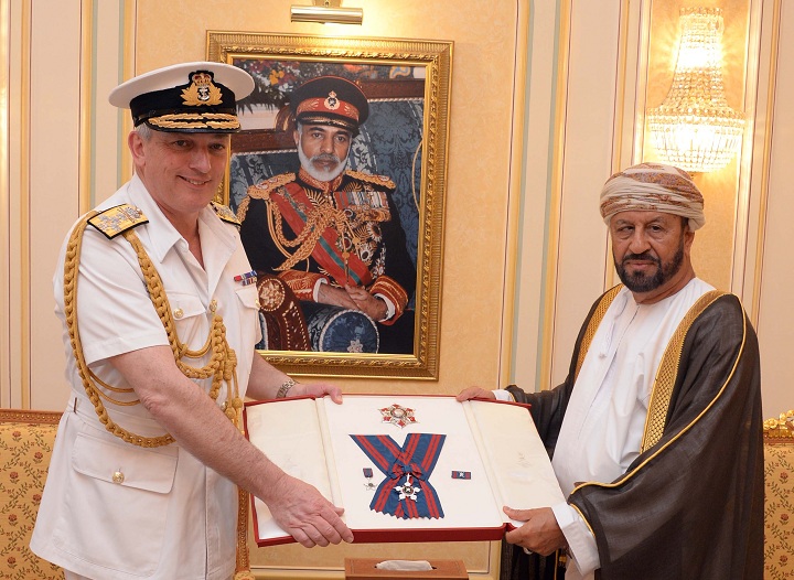 جلالة السلطان يمنح وسام عُمان العسكري لمسؤولَين عسكريين