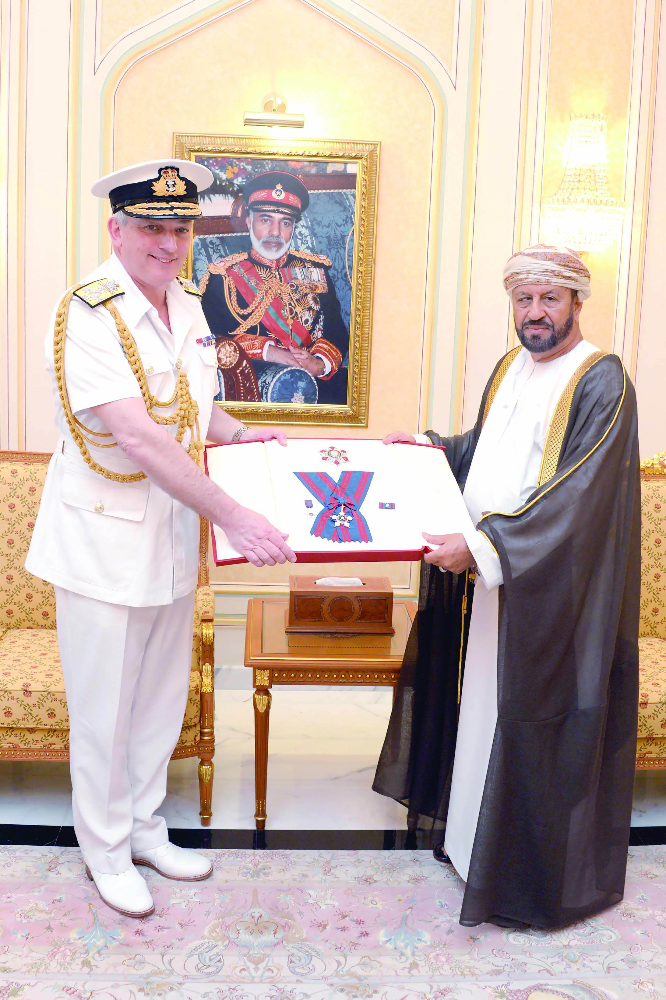 جلالة القائد الأعلى يمنح وسامين من الدرجة الثانية والثالثة