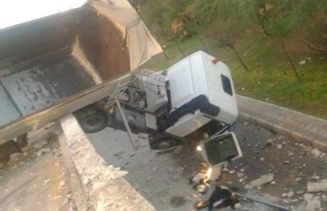 مصرع 21 شخصا بحادث سقوط شاحنة من فوق جسر في الهند