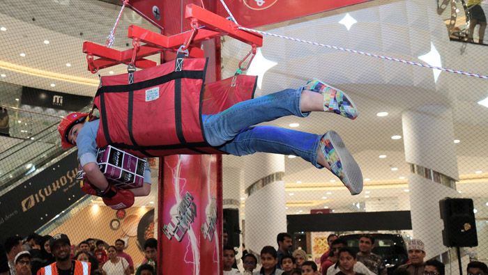 Human Claw Machine at Oman Avenues Mall guarantees unlimited fun