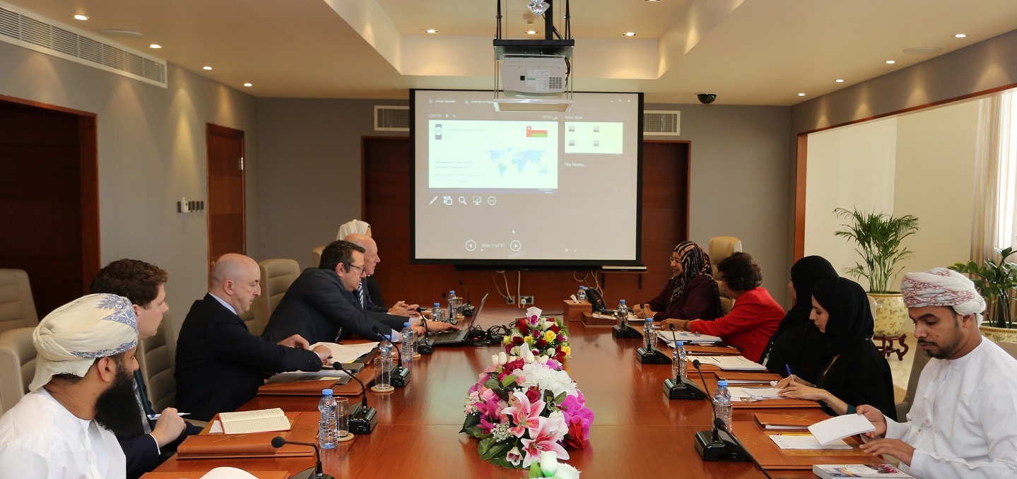 السلطنة تبحث أوجه التعاون مع مؤسسة التنمية الدولية في إيرلندا
