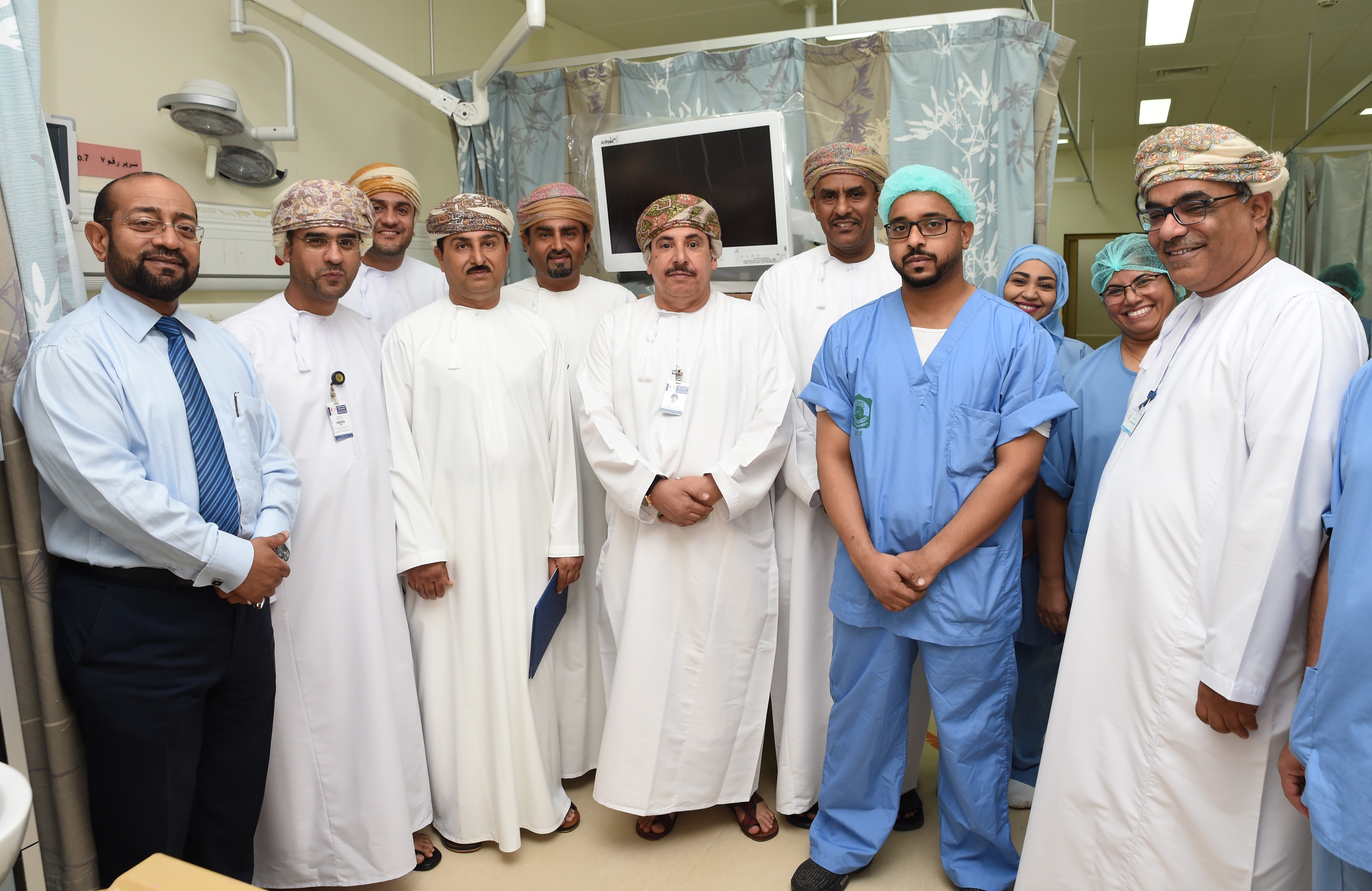 عائلة عُمانية تتبرع بجهازين طبيين حديثين