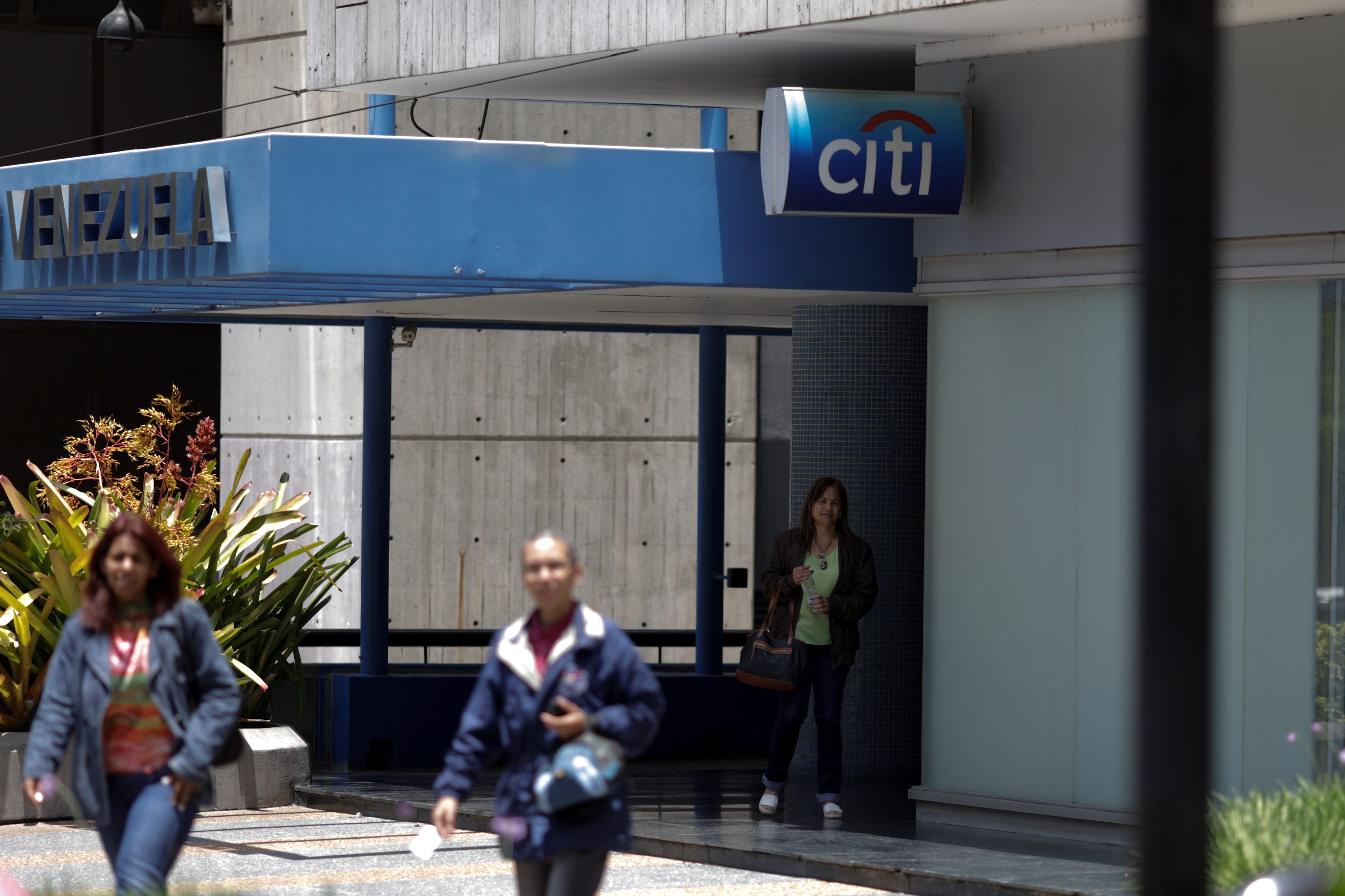 Venezuelan banks shrivel as inflation roars and credit dries up