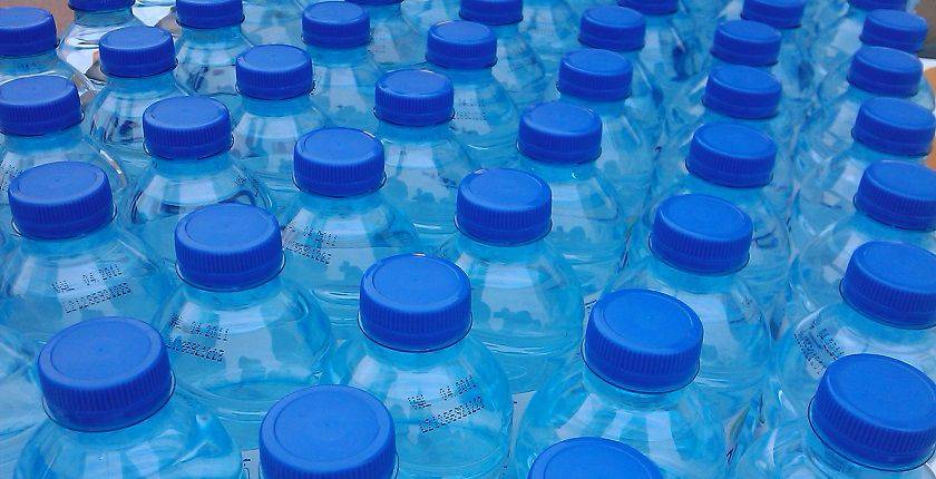 ما علاقة عبوات المياه البلاستيكية و"الميكروويف" بالسرطان؟