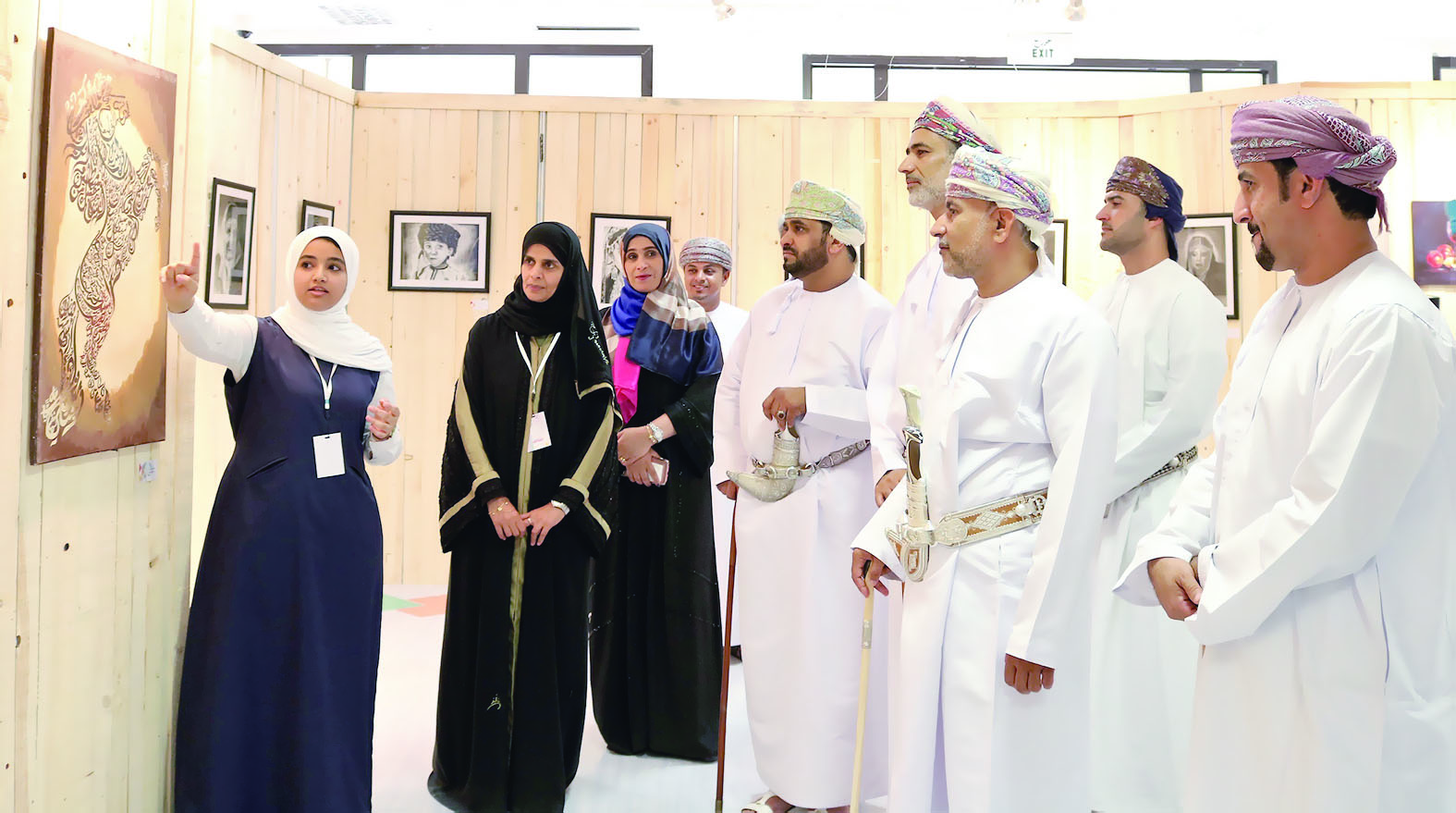 جامعة السلطان قابوس تفتتح معرض حديث الألوان الرابع