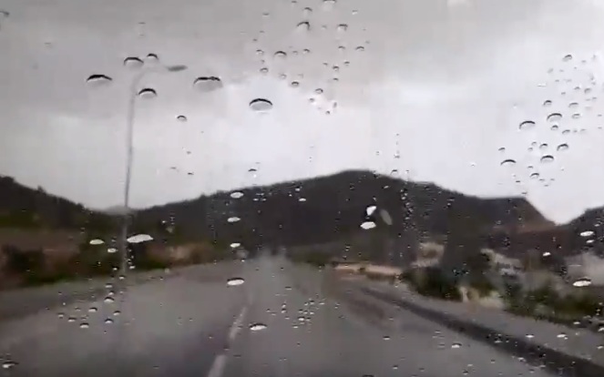 بالفيديو.. حبات البرد والأمطار تغطي الجبل الأخضر